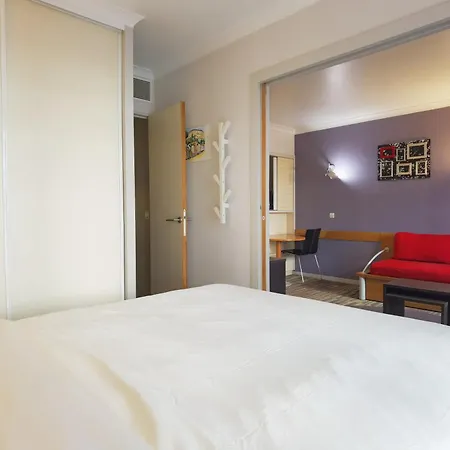 Comfortable Near La Defense With Elevator Apartment