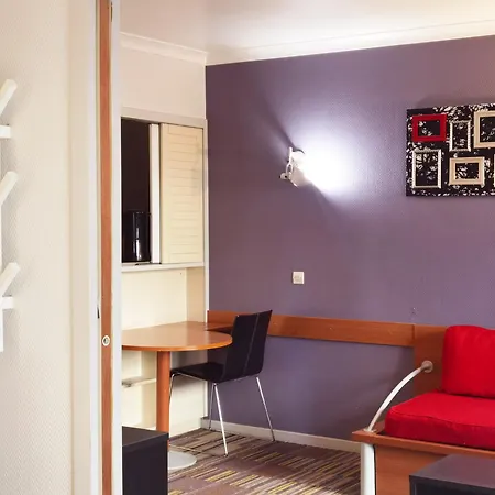 Comfortable Near La Defense With Elevator Apartment Courbevoie