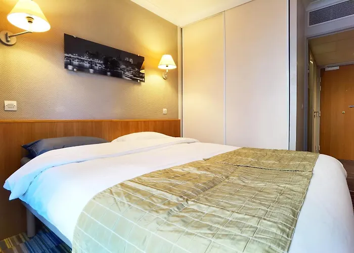 Comfortable Near La Defense With Elevator